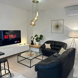Apartman Iris, Vizinada