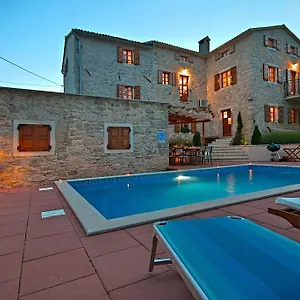 Vila Angela E Giovanni, Vizinada